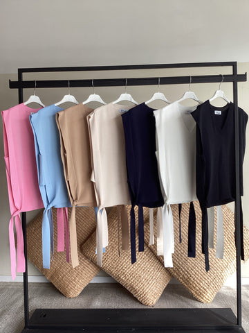 Gilet in filo compatto con fiocchi laterali