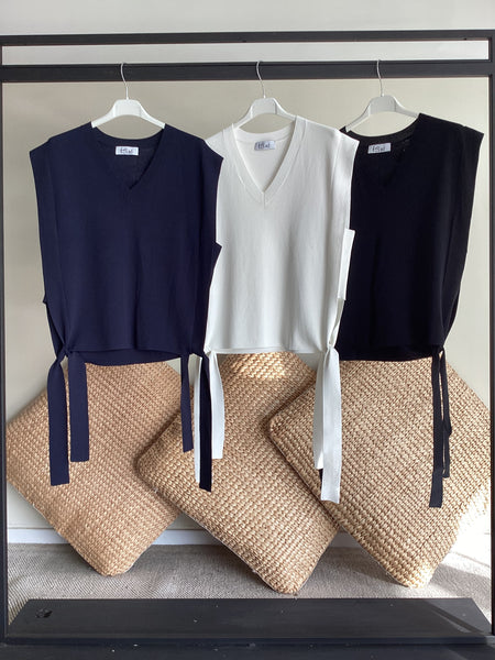 Gilet in filo compatto con fiocchi laterali