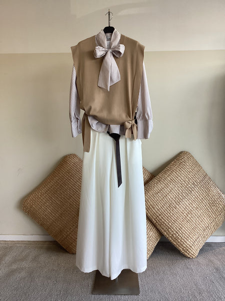 Gilet in filo compatto con fiocchi laterali